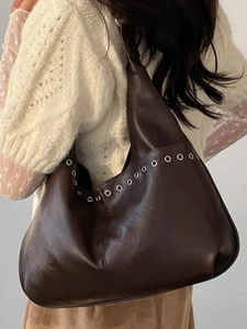 Sac fourre-tout rétro marron foncé clouté en cuir mat avec large bandoulière femme