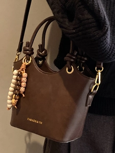 Sac seau rétro en cuir marron foncé avec poignée nouée et breloque en perles ethniques