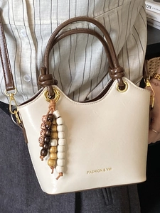 Sac seau beige chic avec poignée ronde marron et breloque perlée pour femme