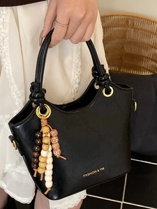 Grand sac à main noir en similicuir avec pendentif en perles de bois et lettrage