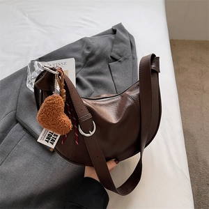 Sac hobo marron en forme de croissant avec bandoulière réglable et breloque en cœur