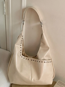 Sac hobo beige minimaliste avec œillets métalliques et grande capacité de rangement