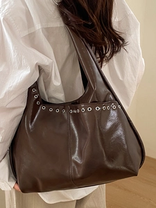Grand sac cabas élégant en similicuir marron foncé avec œillets argentés et bandoulière
