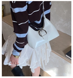 Détail du sac Hobo blanc brillant avec boucle en métal argenté et fermeture à glissière
