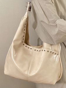 Sac fourre-tout chic en similicuir crème avec œillets argentés pour la mode printemps 2026