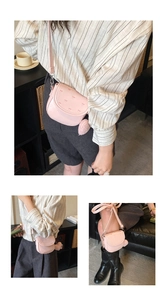 Vues détaillées du sac bandoulière rose avec cœurs gaufrés et pompon décoratif