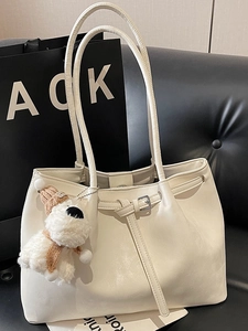 Sac Cabas Rétro en Cuir PU Grande Capacité Pour Femmes Printemps 2026 Sac à Épaule Simple Couleur Unie Avec Pendentif en Peluche