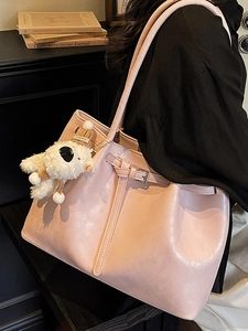 Sac fourre-tout en similicuir rose avec bretelles et un joli pendentif ours