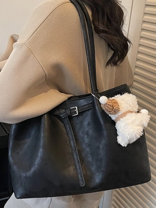 Sac fourre-tout vintage en similicuir noir avec charme chiot en peluche et bandoulière réglable