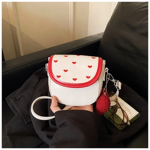 Détails de l'imprimé cœur rouge sur le petit sac carré blanc avec pendentif cœur