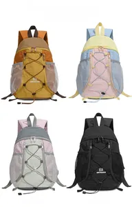 Collage de quatre sacs à dos de plein air élégants et légers en couleurs contrastées