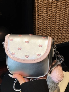 Mini sac bandoulière argenté avec broderie cœur rose et breloque pompon mignonne