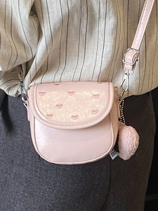 Sac bandoulière carré rose brodé de cœurs avec pendentif en peluche et rabat brillant
