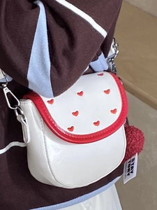 Sac bandoulière blanc chic avec broderie cœur rouge et accessoire pompon en peluche