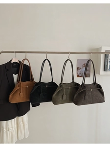 Détail de quatre cabas rétro minimalistes en daim marron noir olive et café foncé texture