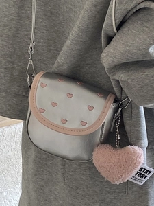 Petit sac à bandoulière argenté avec broderie cœur rose et charm en peluche
