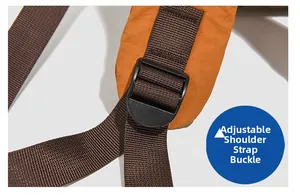 Détail de la boucle de sangle réglable marron sur un sac à dos de voyage orange