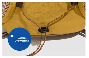 Détail du sac à dos en nylon jaune avec cordon de serrage marron et boucle de réglage noire