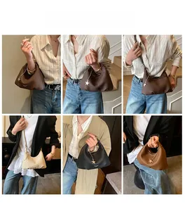 Dettaglio di borse hobo retrò con ciondoli a stella in nero, marrone e beige