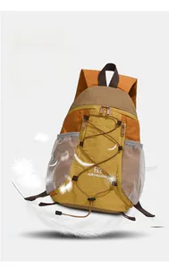 Gros plan du sac à dos de randonnée jaune léger avec plumes illustrant sa portabilité