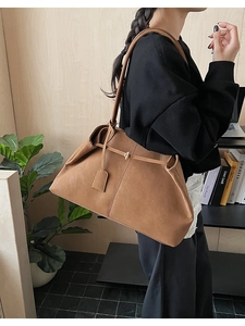 Vue latérale du grand sac cabas marron mat montrant la capacité et la texture du cuir