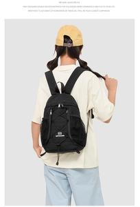 Détail du sac à dos de randonnée noir avec cordons élastiques et poche latérale en filet