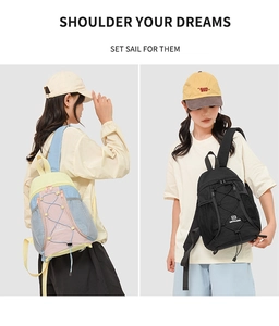 Vue détaillée de sacs à dos outdoor avec cordons élastiques et bretelles rembourrées