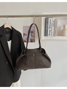 Détail du grand sac cabas en daim gris foncé avec son fermoir doré et ses bandoulières