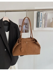 Détail d'un cabas vintage marron avec boucle en métal et texture cuir au fini mat