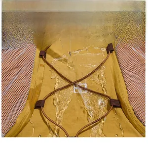Gros plan du tissu imperméable du sac à dos jaune avec gouttes d'eau et poche en filet