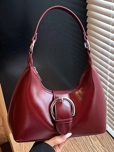 Sac hobo bordeaux chic en cuir brillant avec grande boucle anneau argentée moderne