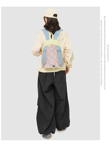 Vue détaillée d'un sac à dos patchwork coloré avec cordon élastique de rangement