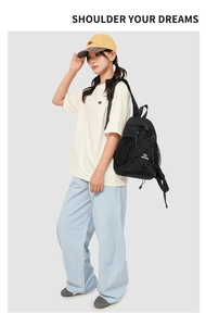 Détail du sac à dos extérieur noir avec poches latérales en filet et cordon frontal