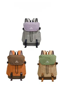 Trois sacs à dos légers en nylon en violet, café et vert avec détails de boucle de fermeture