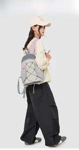 Détail d'un sac à dos extérieur multicolore avec cordons élastiques et poche filet