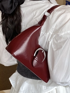 Sac sous le bras bordeaux minimaliste en cuir verni avec boucle en D argentée
