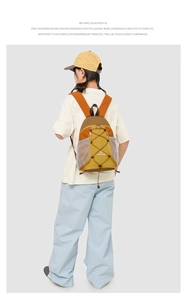Détail du sac à dos extérieur multicolore avec cordon élastique et poche latérale filet
