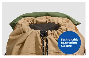 Détail d'une fermeture à cordon avec boucle de serrage sur un sac à dos kaki