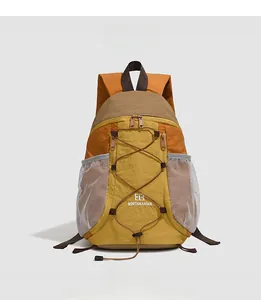 Détail frontal du sac à dos extérieur avec cordon élastique et design tricolore