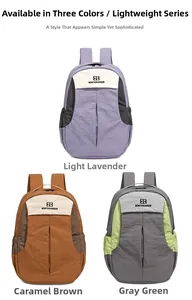 Vue détaillée des sacs à dos bicolores en violet clair, brun caramel et vert sauge
