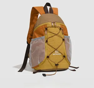 Détail du sac à dos de randonnée tricolore avec poche latérale en filet et cordon