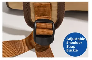 Détail de la bandoulière en nylon marron avec une boucle de réglage en plastique noir