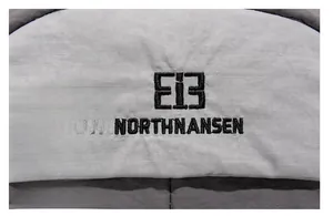Détail du tissu ripstop gris avec broderie de marque Northnansen noire de qualité