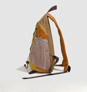 Vue latérale du sac bandoulière extérieur avec poche en filet jaune et cordon ajustable