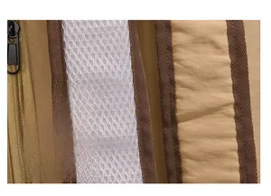 Détail de la bretelle en mesh respirant avec coutures renforcées sur un sac à dos kaki