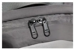 Détail des doubles fermetures éclair SBS sur le sac à dos en nylon gris indéchirable