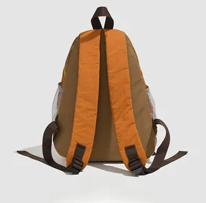 Vue arrière du sac à dos extérieur avec bretelles rembourrées orange et nylon jaune