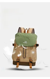 Vue détaillée du sac à dos léger en toile kaki avec rabat vert et plumes flottantes