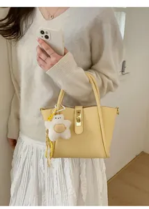 Borsa tote gialla in PU con grana litchi, chiusura girevole dorata e ciondolo a stella soft