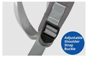 Détail de la boucle de bandoulière réglable sur un sac à dos en nylon gris pour voyage